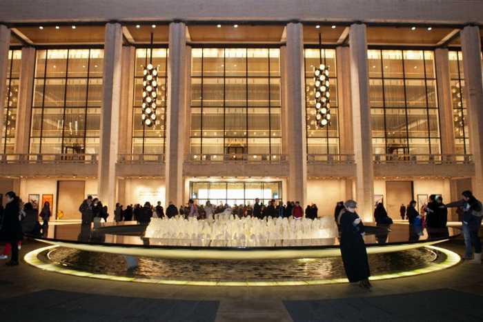 Люди у фонтана Линкольн-центра ждут начало концерта Shen Yun Performing Arts 11 января 2012 года. Фото: Benjamin Chasteen/The Epoch Times
