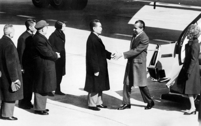 Китайский премьер-министр Чжоу Эньлай приветствует президента США Ричарда Никсона во время его официального визита в Пекин, Китай, 21 февраля 1972 года. Ричард Никсон пытался разыграть карту Китая, чтобы получить преимущество в соревновании с Советским Союзом. Фото: AFP/Getty Images