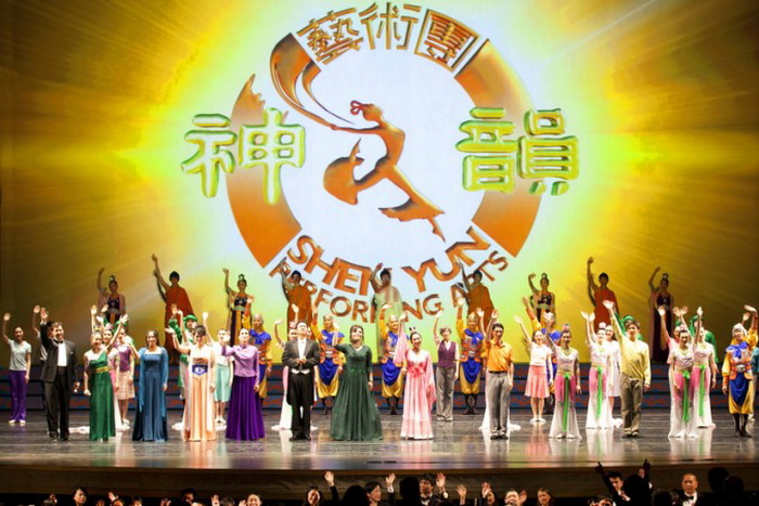 Shen Yun Performing Arts в Театре Дэвида Х. Коха в Линкольн-центре, Нью-Йорк, 7января 2011 г. Популярные выступления труппы классического китайского танца Shen Yun обратили на себя внимание пропагандистов в Пекине, которые хотят им подражать. Фото: Dai Bing/The Epoch Times