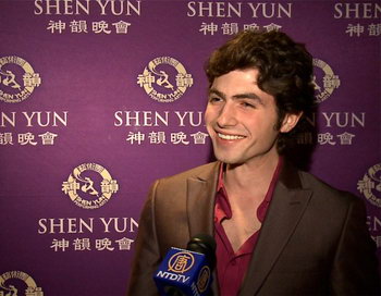 Актёр Гэри Лазар в первый раз побывал на шоу Shen Yun Performing Arts в театре Hamilton Place Theatre 12 января 2013 года. Фото: NTD Television