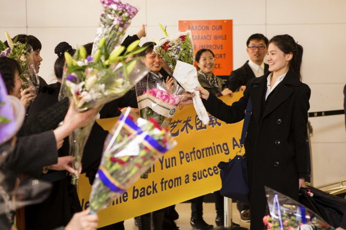 Shen Yun Performing Arts в Нью-Йорке. Компанию приветствовали поклонники дома, в аэропорту Ньюарк в Нью-Джерси, после успешного европейского турне 15 апреля 2013 года. Фото: Эдвард Дай/Великая Эпоха (The Epoch Times)