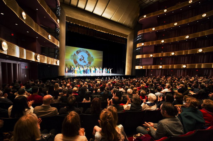 Труппа Shen Yun Performing Arts в Нью-Йорке в театре Девида Х. Коха в Линкольн-центре, 20 апреля. Фото: Dai Bing/The Epoch Times