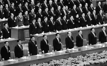 Китайские лидеры Ло Гань, У Гуаньчжэн, Цзя Цинлинь, У Банго, Ху Цзиньтао, Цзян Цзэминь, Вэнь Цзябао, Цзэн Цинхун и Ли Чанчунь на XVII съезде коммунистической партии Китая в Большом Народном Зале, 21 октября 2007 года, Пекин, Китай. Фото: Guang Niu/Getty Images