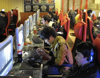 Китайцы играют в онлайн игры в интернет-кафе в Пекине. Фото: Liu Jin/AFP/Getty Images