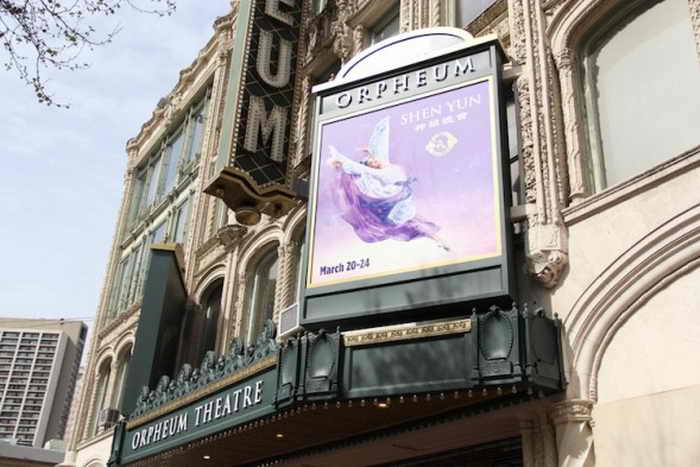 Рекламная афиша Shen Yun Performing Arts в SHN Orpheum Theatre в Сан-Франциско 19 марта 2013 года. Фото: Christian Watjen / The Epoch Times.