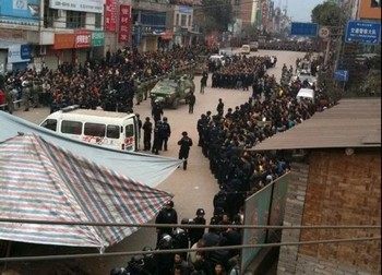29 марта в провинции Юньнань тысячи протестующих были разогнаны вооружённой полицией, использующей специальный транспорт. Фото: Letian.net
