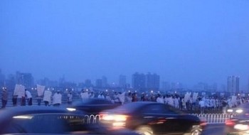 Несколько сот человек собрались сброситься с моста в знак протеста против коррупции в верховном суде. Город Наньчан провинция Цзянси. Фото с epochtimes.com