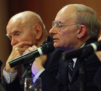 Тяжёлые выводы: Дэвид Мэйтас обращается к залу в Нью-Йоркском университете, рассказывая о результатах своего расследования. Рядом профессор Джером Коэн. Фото: Gary Du /The Epoch Times