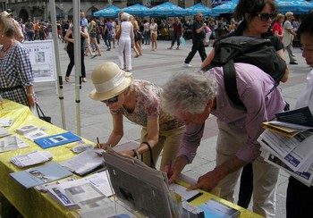 Многие туристы подписывали петицию в поддержку движения по выходу из КПК. Фото: Великая Эпоха (The Epoch Times)