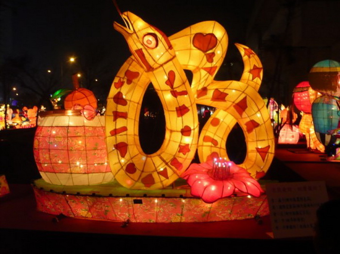 Тайваньский Фестиваль фонарей 2013 года. Фонарь в честь Года Змеи. Фото: Xu Xiangfu/The Epoch Times