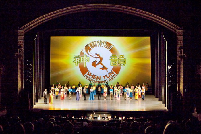 Труппа Shen Yun Performing Arts после концерта в театре SHN Orpheum, 20 марта 2013 года, Сан-Франциско. Фото: The Epoch Times