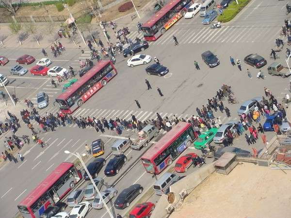 Обманутые покупатели недвижимости заблокировали дорогу. Город Шицзячжуан провинции Хэбэй. Фото с epochtimes.com