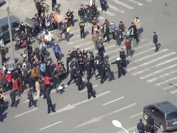 Обманутые покупатели недвижимости заблокировали дорогу. Город Шицзячжуан провинции Хэбэй. Фото с epochtimes.com