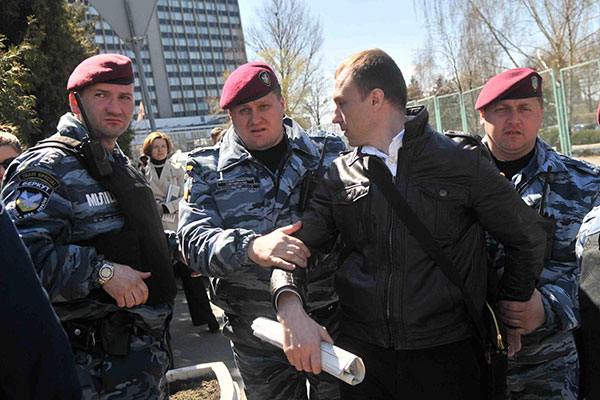 Милиция без законных обоснований запретила акцию, а её участников «Беркут» увозит в отделение. 20 апреля Киев, Украина. Фото: Владимир Бородин/The Epoch Times