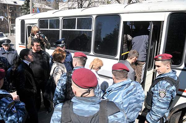 Милиция без законных обоснований запретила акцию, а её участников «Беркут» увозит в отделение. 20 апреля Киев, Украина. Фото: Владимир Бородин/The Epoch Times