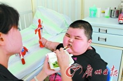 Трёхлетний Лу Хао весит 60 кг. Фото с jqshw.com