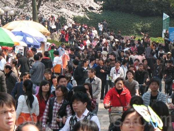 На празднике цветения вишни в Китае. Город Ухань. Март 2011 год. Фото: The Epoch Times