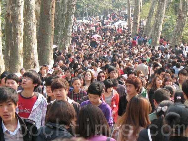 На празднике цветения вишни в Китае. Город Ухань. Март 2011 год. Фото: The Epoch Times