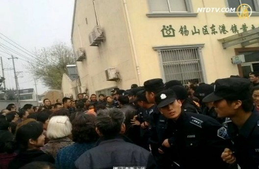 Протест против запуска электростанции. Посёлок Дункан провинции Цзянсу. Апрель 2011 год. Фото: NTD