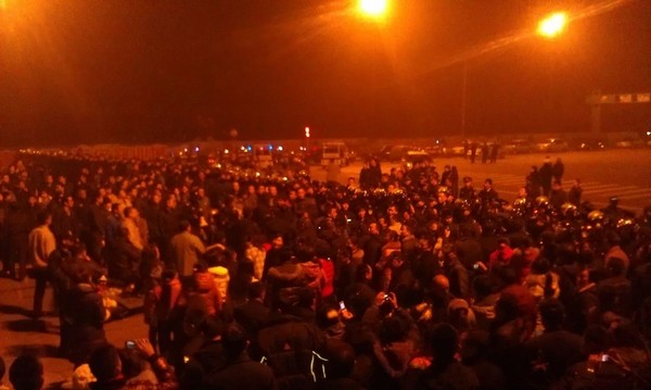 Протест рабочих химической корпорации Chuanhua. Город Чэнду провинции Сычуань. Декабрь 2011 год. Фото: epochtimes.com
