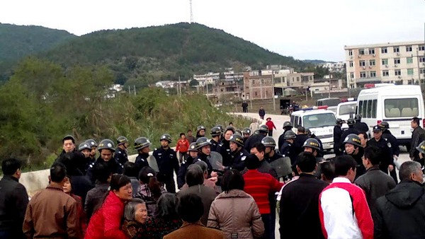 В Китае сотни крестьян вышли с протестом в защиту окружающей среды. Фото с epochtimes.com