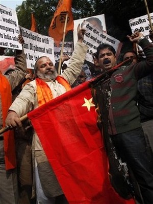 Члены индийской организации Rashtravadi Shiv Sena сжигают китайский флаг в знак протеста против грубого обращения, которому подвергся индийский дипломат в городе Иу. Дели, Индия. Фото: IndiaTimes