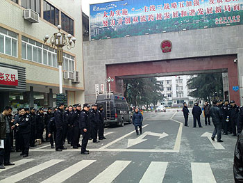 Вместо диалога, власти прислали полицию. Провинция Сычуань. Январь 2012 год. Фото с epochtimes.com