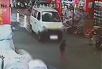 Два автомобиля переехали двухлетнюю девочку, более десяти человек просто прошли или проехали мимо. Город Фошань провинции Гуандун. Октябрь 2011 год. Кадр из видеоролика