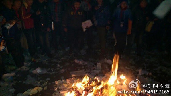 В знак поддержи бастующих учителей в Китае, ученики рвали и жгли тетради. Провинция Сычуань. Декабрь 2011 год. Фото с epochtimes.com