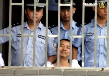 Хэ Синкай, убивший полицейского, явно психически нездоров. Но суд не захотел провести проверку и приговорил его к смертной казни. Фото: NTD
