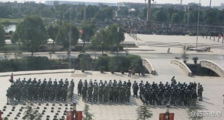 Во время протестов рабочих швейных фабрик. Провинция Чжэцзян. Октябрь 2011 год. Фото с epochtimes.com