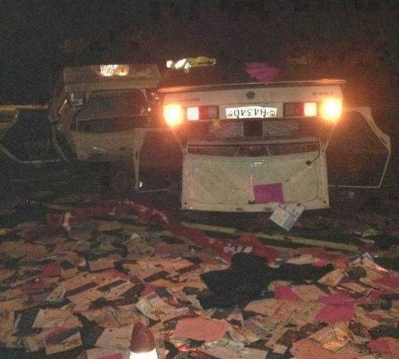 Крестьяне перевернули и разбили полицейские автомобили. Провинция Гуйчжоу. Май 2013 год. Фото с epochtimes.com