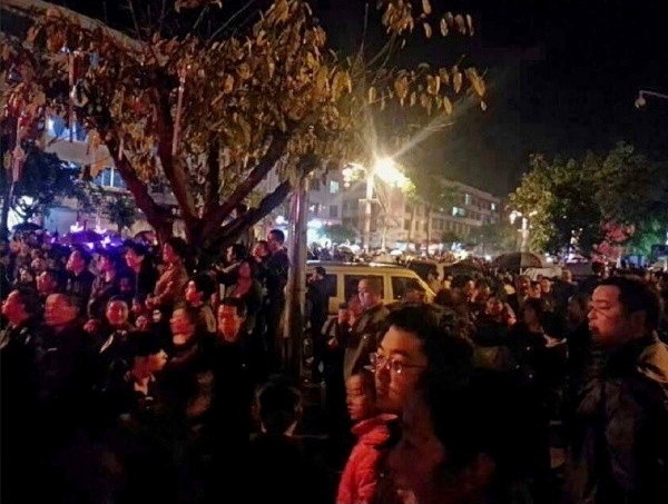 Сотни местных жителей протестуют против повышения цен в столовой после землетрясения. Провинция Сычуань. Апрель 2013 год. Фото с epochtimes.com