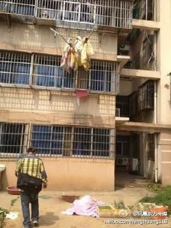 Ученик третьего класса выбросился с крыши этого дома из-за невыполненного домашнего задания. Город Нанкин. Май 2013 год. Фото с epochtimes.com