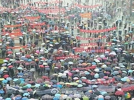 Протест против изменения статуса уезда Чансин. Провинция Чжэцзян. Май 2013 год. Фото с epochtimes.com