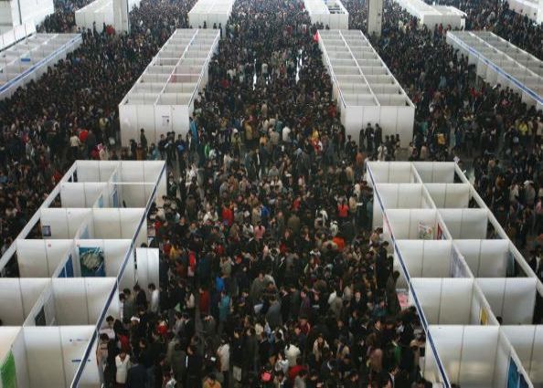 Китайские выпускники ищут работу на ярмарке труда. Город Нанкин. Фото: GETTY IMAGES