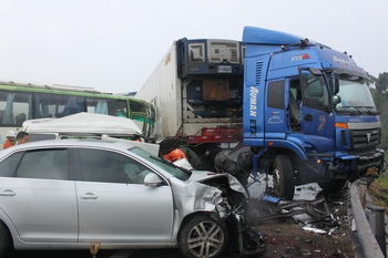 В 2010 году было зафиксировано 3,9 млн дорожно-транспортных происшествий, в которых погибло 65 225 человек, получили ранения 254075 человек. Фото с epochtimes.com