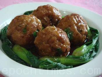Новогоднее блюдо: мясные тефтели «четыре счастья». Фото: Ся Цай/Великая Эпоха (The Epoch Times)