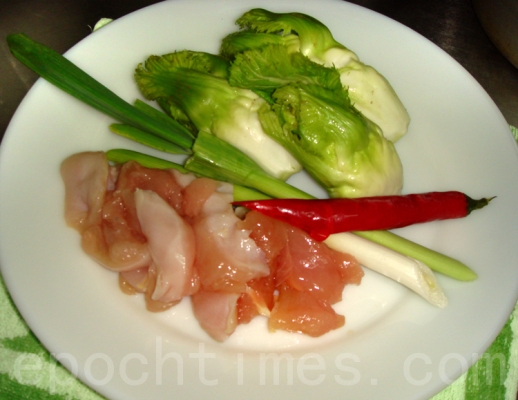 Тушеная курица со сладко-пряным салатом. Основные ингредиенты для приготовления тушеной курицы со сладко-пряным салатом. Фото: Сюся Линь/Великая Эпоха (The Epoch Times)