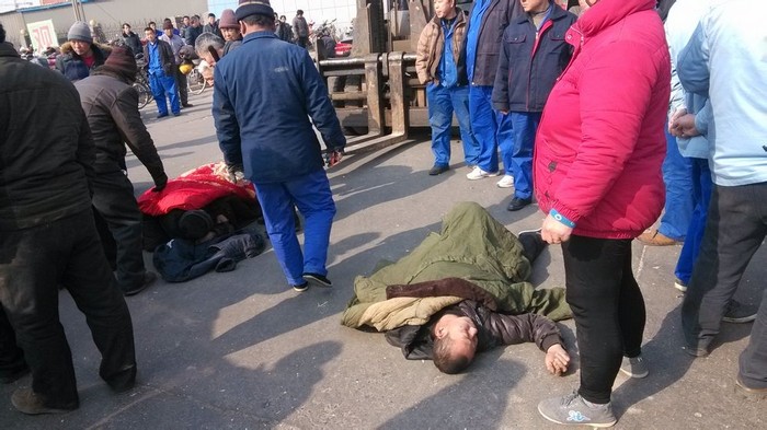 Крестьяне, пострадавшие от рук охранников завода во время акции протеста. Провинция Хэбэй. Февраль 2014 года. Фото с epochtimes.com