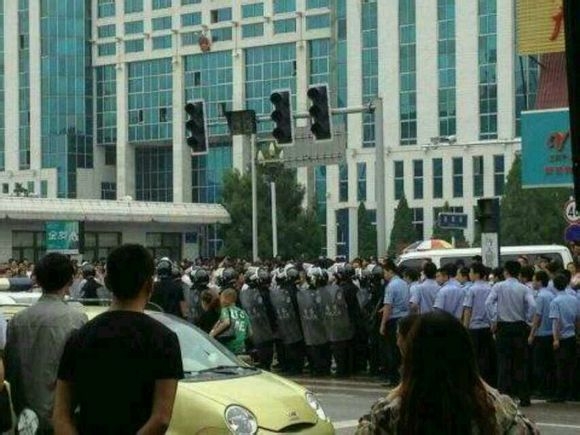 Народный протест против повышения в должности известного коррупционера секретаря парткома Лэй Чжэнси. Провинция Шэньси. Июнь 2013 года. Фото с molihua.com