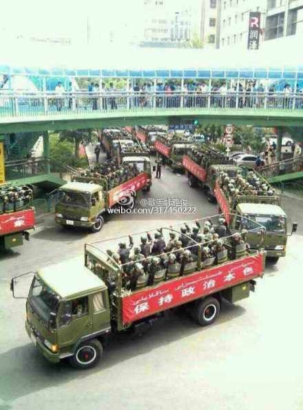 Улицы Синьцзяна заполнены военной техникой, вооружёнными полицейскими и военными. Июль 2013 года. Фото с sina.com