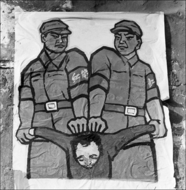 Плакат 1966 года на улице Пекина, показывающий, как обращаться с «врагами народа». Фото: Jean Vincent/AFP/Getty Images