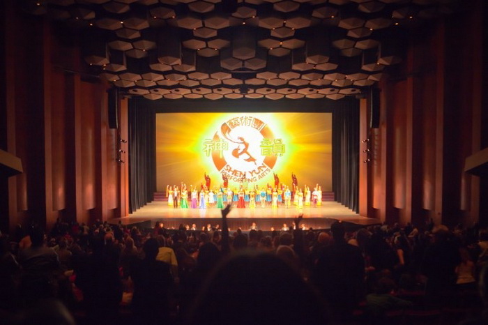 Артисты Shen Yun Performing Arts выходит на бис в Jones Hall for the Performing Arts в Хьюстоне 23 декабря. Фото: Великая Эпоха (The Epoch Times)