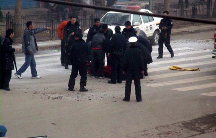 Китайские власти угрожали «больно ударить» по семьям и сообществам потенциальных самосожженцев в округе Нгаба провинции Сычуань, где произошло большинство случаев самосожжения тибетцев. На фотографии полицейские, окружившие тело монаха, который поджёг себя в Нгаба в марте 2009 г. Фото: Internet photo