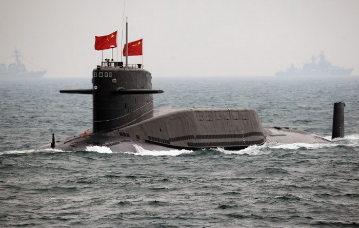 Подводная лодка ВМС Китая, 23 апреля 2009 года, провинция Шаньдун. Недавно китайские государственные СМИ сообщали о наличии в Китае баллистических ракет, которые с помощью подводного флота могут достичь территории США. Фото: Guang Niu/AFP/Getty Images