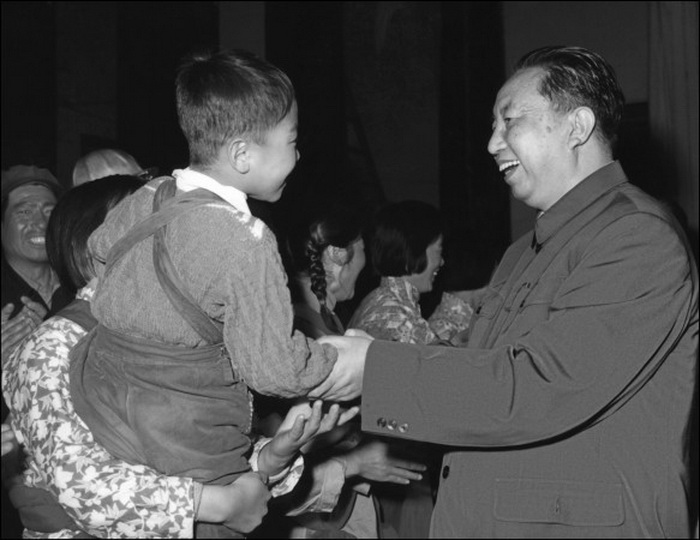 Хуа Гофэн приветствует ребёнка, участвовавшего в пьесе, 21 мая 1977 г. В начале 2001 г. Хуа заявил о желании выйти из китайской компартии, но ему было в этом отказано. Фото: AFP/Getty Images