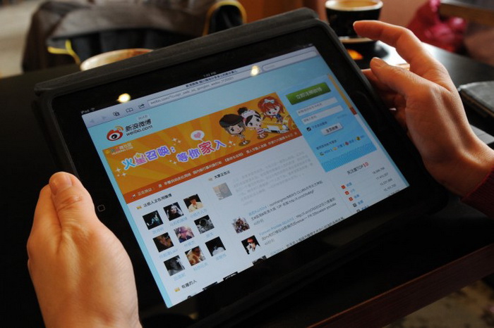 Женщина просматривает сайт Weibo в кафе Пекина 2 апреля 2012 года. Фото:  (Марк Ролстон/AFP/Getty Images)