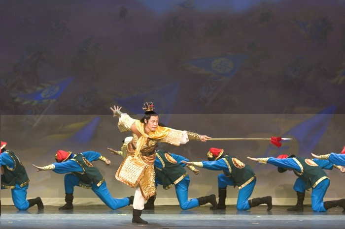 Танцоры Shen Yun воплощают стойкость, силу и мужественность. Фото: Shen Yun Performing Arts
