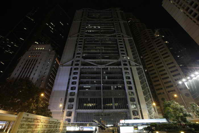 (Слева-направо) Башня банка Китая, небоскрёб Cheung Kong Centre, здание банка HSBC и банка Standard Charter с выключенным освещением в Час Земли, 23 марта 2013 года, Гонконг. Расположенный на 61-ом этаже Башни банка Китая, научно-исследовательский институт «Одна страна — две системы» арендует одно из самых дорогих офисных помещений в мире. Фото: Jessica Hromas/Getty Images